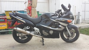 Suzuki GSXF 750 colantat cu autocolant