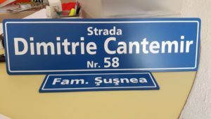 Placuta strada si numar plus familie de pus pe gard